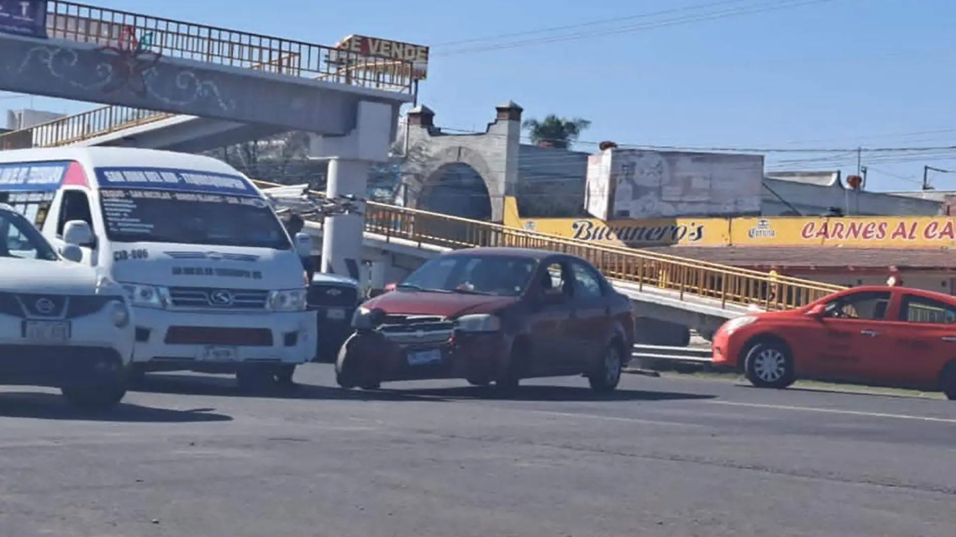 CHOQUE QUEDARON ATRAVESADOS EN MITAD DEL PASO